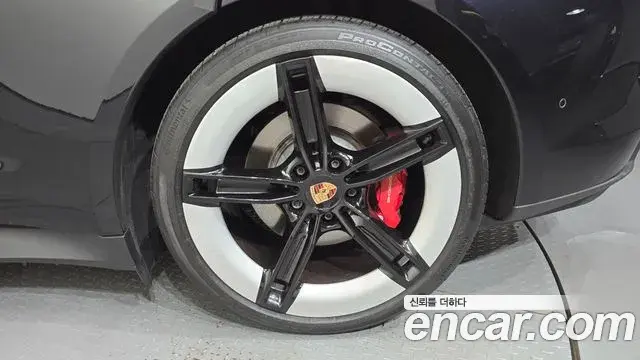 Porsche Taycan 2024 — ფოტო 28/36