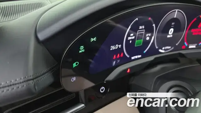 Porsche Taycan 2024 — ფოტო 14/36