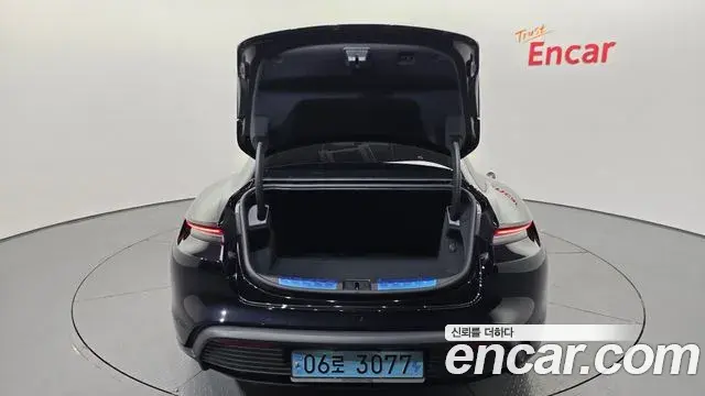 Porsche Taycan 2024 — ფოტო 17/36