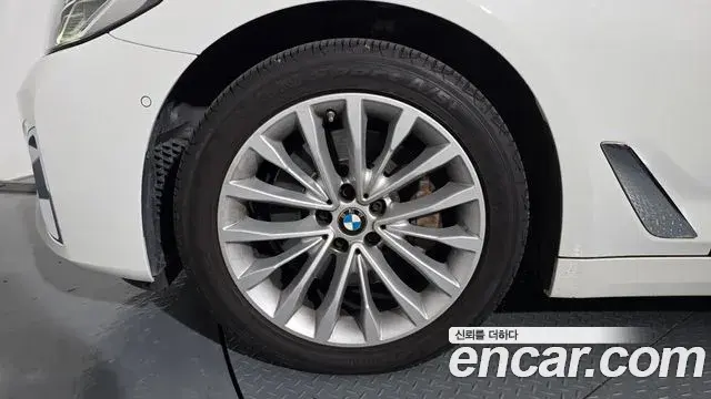 BMW 5 Series 2021 — Photo 28/32