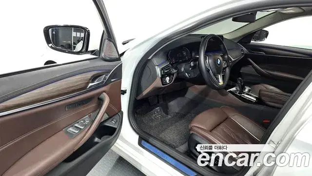 BMW 5 Series 2021 — Photo 25/32