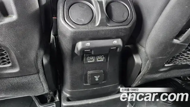 Jeep Wrangler 2019 — Şəkil 21/29