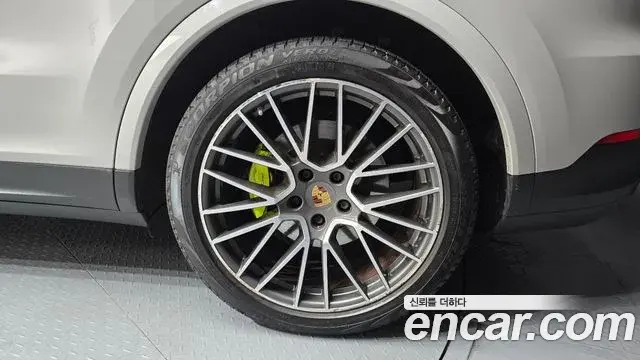 Porsche Cayenne 2021 — Şəkil 29/32