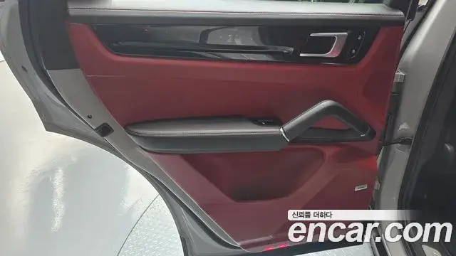 Porsche Cayenne 2021 — Şəkil 27/32