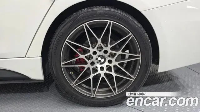 BMW 3 Series 2018 — ფოტო 23/33
