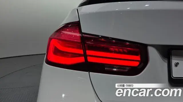 BMW 3 Series 2018 — ფოტო 25/33