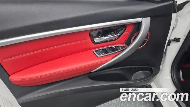 BMW 3 Series 2018 — ფოტო 31/33