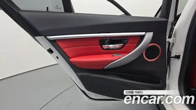 BMW 3 Series 2018 — ფოტო 21/33