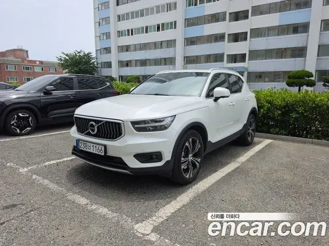 Volvo XC40 2021 — Фото 10/17
