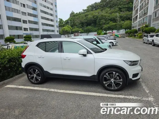 Volvo XC40 2021 — Фото 1/17