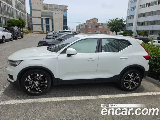Volvo XC40 2021 — Фото 2/17