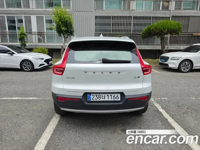 Volvo XC40 2021 — Фото 3/17