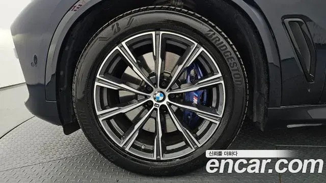 BMW X5 2019 — ფოტო 27/33