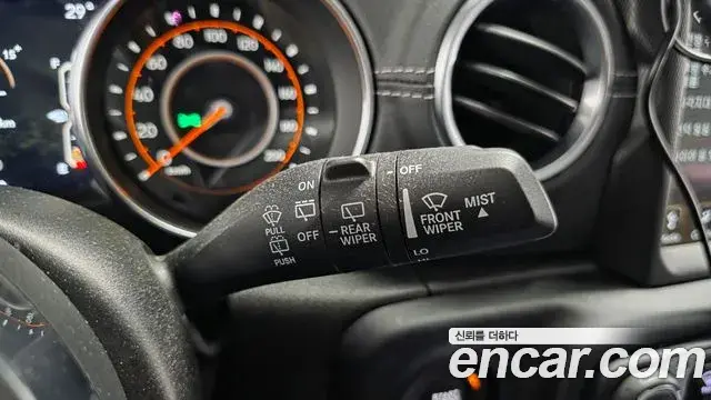 Jeep Wrangler 2020 — Şəkil 28/30