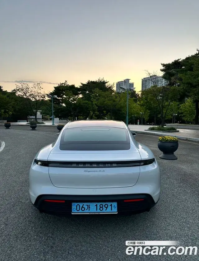 Porsche Taycan 2021 — Photo 1/7