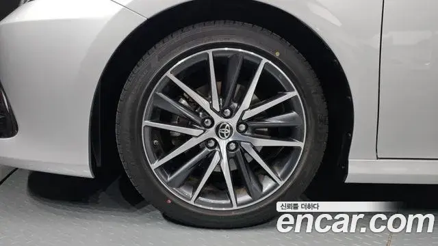 Toyota Camry 2024 — Şəkil 19/31