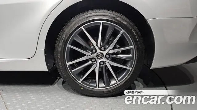 Toyota Camry 2024 — Şəkil 13/31