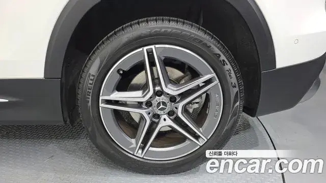 Mercedes-Benz GLB-Class 2022 — Şəkil 27/33