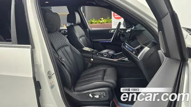 BMW X7 2024 — Photo 28/33