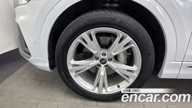 Audi Q8 2023 — Photo 29/33