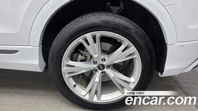Audi Q8 2023 — Photo 14/33