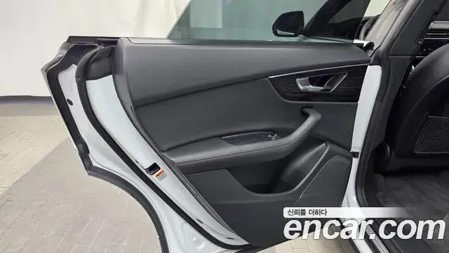 Audi Q8 2023 — Photo 20/33
