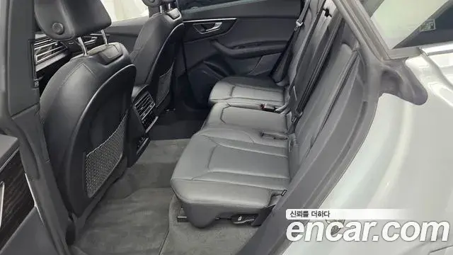 Audi Q8 2023 — Photo 9/33