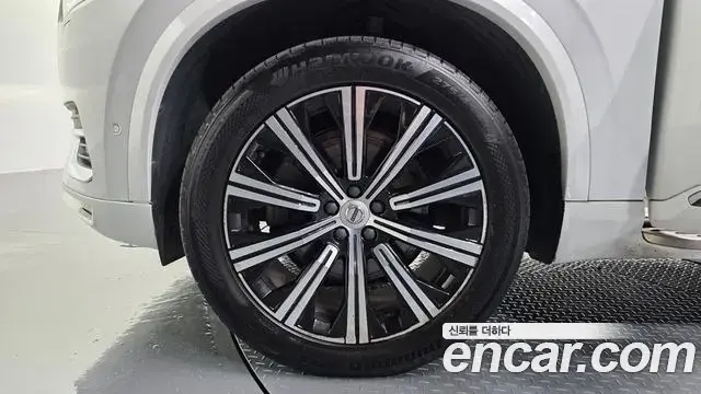 Volvo XC90 2020 — ფოტო 13/20