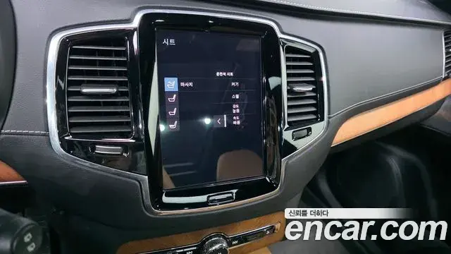 Volvo XC90 2020 — ფოტო 18/20