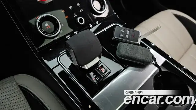 Land Rover Range Rover Velar 2023 — Photo 19/20