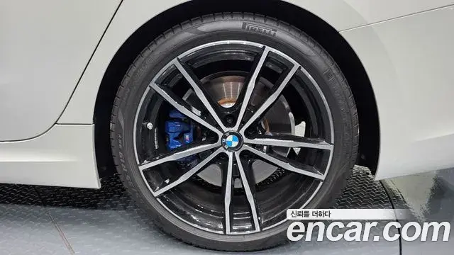 BMW 3 Series 2022 — Photo 22/33