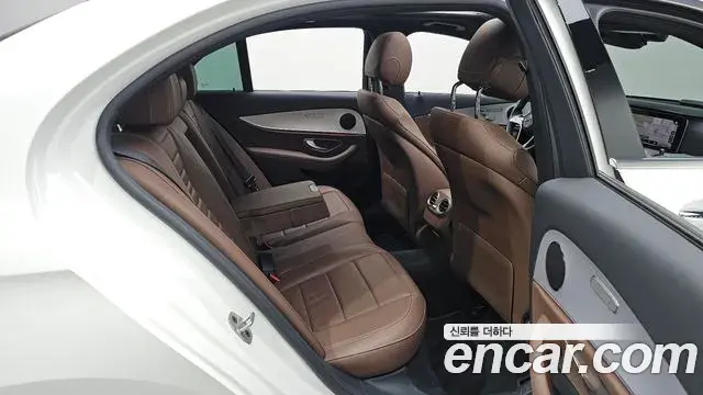 Mercedes-Benz E-Class 2020 — Фото 12/20