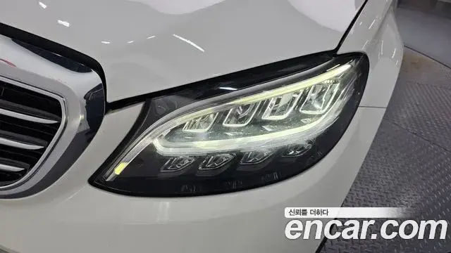Mercedes-Benz C-Class 2019 — Photo 4/30