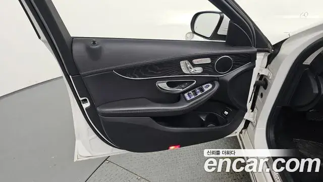 Mercedes-Benz C-Class 2019 — Photo 5/30