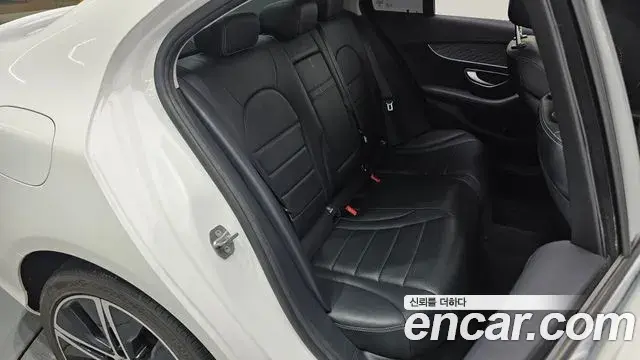 Mercedes-Benz C-Class 2019 — Photo 9/30