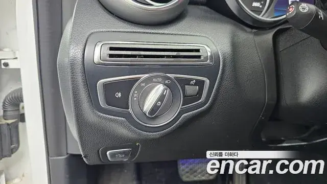 Mercedes-Benz C-Class 2019 — Photo 10/30