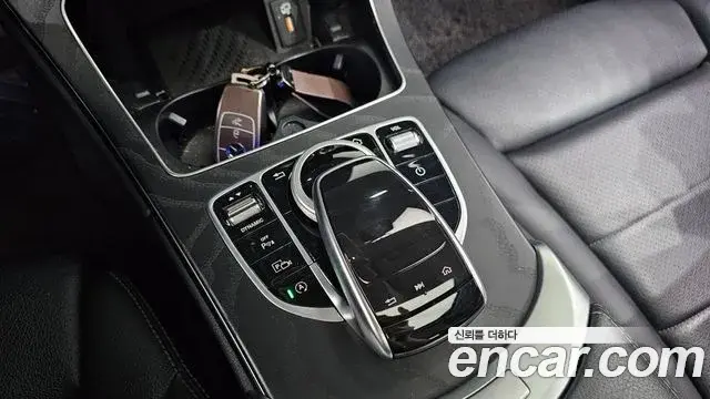 Mercedes-Benz C-Class 2019 — Photo 8/30