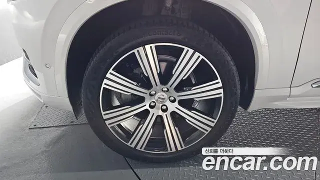 Volvo XC90 2023 — ფოტო 17/20