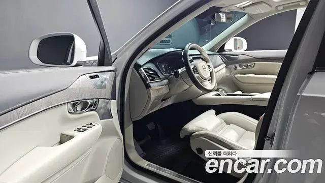 Volvo XC90 2023 — ფოტო 18/20