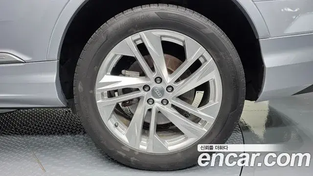 Audi Q7 2021 — ფოტო 6/34