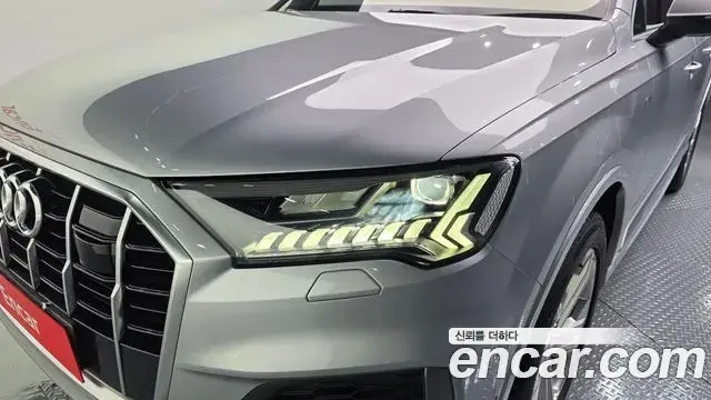 Audi Q7 2021 — ფოტო 30/34