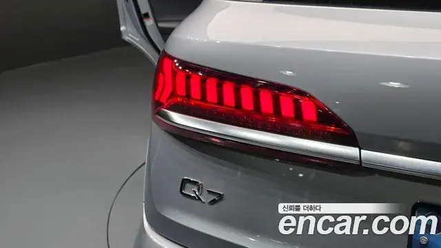 Audi Q7 2021 — ფოტო 27/34