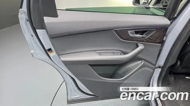 Audi Q7 2021 — ფოტო 28/34