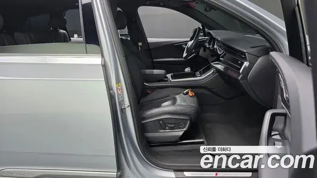 Audi Q7 2021 — ფოტო 32/34