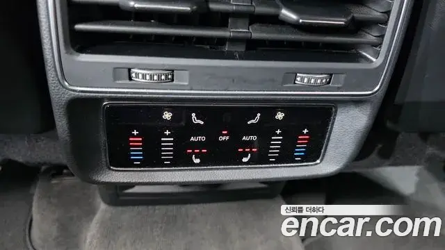 Audi Q7 2021 — ფოტო 17/34