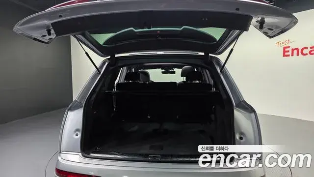 Audi Q7 2021 — ფოტო 31/34