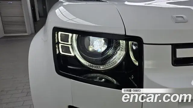 Land Rover Defender 2022 — Photo 29/31
