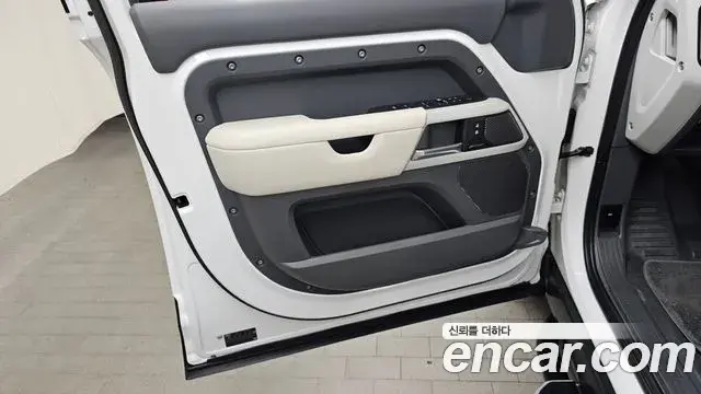 Land Rover Defender 2022 — Photo 13/31