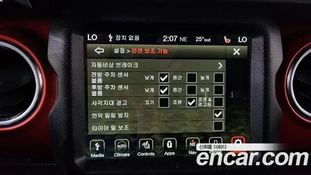 Jeep Wrangler 2021 — Photo 25/29