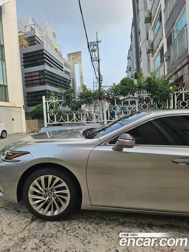 Lexus ES300h 2022 — Photo 4/5